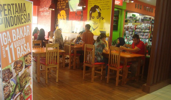 Pengunjung  Dapur Iga menikmati sajian Dapur Iga